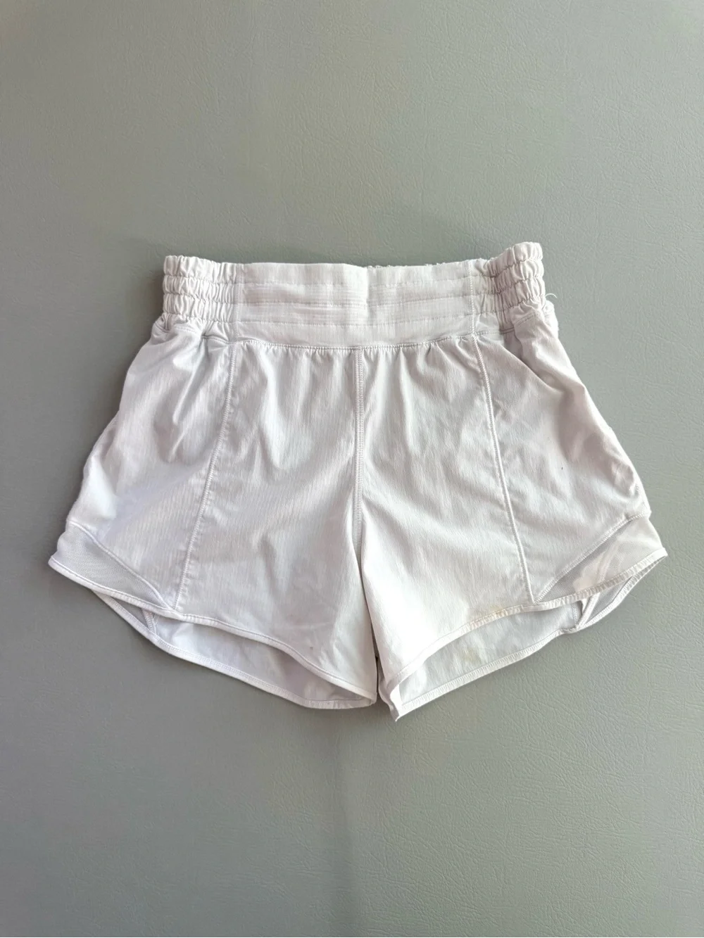 Lululemon White Hotty Hot High Rise Lined Shorts 3.5” Inseam Sz 4 LW7AWJT - Fair